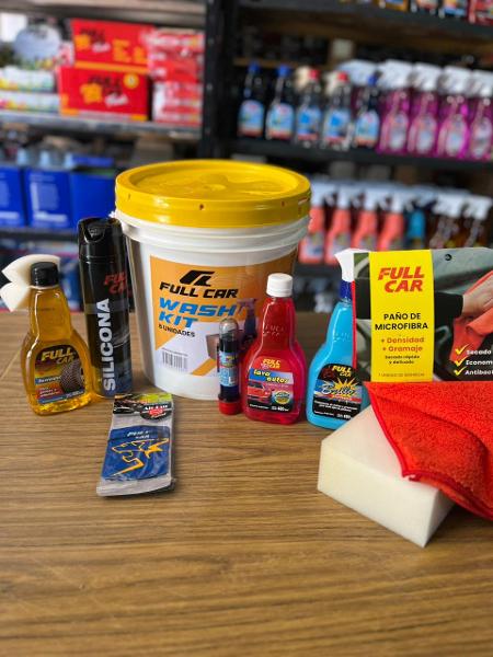 KIT DE LAVADO PREMIUM EN BALDE contiene: ESPONJA, MICROFIBRA, BRILLO EXPRESS, REVIVIDOR DE GOMAS, LAVA AUTOS SHAMPO, SILICONA EN AEROSOL, 2 TARJETAS PERFUMADAS, Y MONODOSIS LIMPIA PARABRISAS FULL CAR