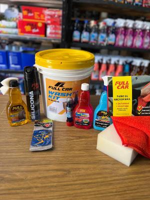KIT DE LAVADO PREMIUM EN BALDE contiene: ESPONJA, MICROFIBRA, BRILLO EXPRESS, REVIVIDOR DE GOMAS, LAVA AUTOS SHAMPO, SILICONA EN AEROSOL, 2 TARJETAS PERFUMADAS, Y MONODOSIS LIMPIA PARABRISAS FULL CAR