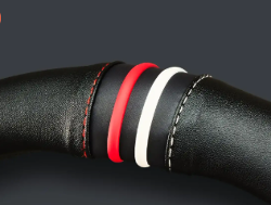 CUBRE VOLANTE AUTO 37-39 NEGRO-BLANCO-ROJO QKL