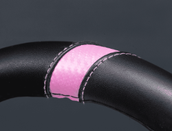 CUBRE VOLANTE AUTO 37-39 NEGRO-CARB�N-ROSA QKL