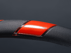 CUBRE VOLANTE AUTO SKYLINE 37-39 NEGRO-ROJO QKL