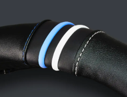 CUBRE VOLANTE AUTO 37-39 NEGRO-BLANCO-AZUL QKL