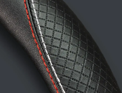 CUBRE VOLANTE AUTO 37-39 NEGRO-BLANCO-ROJO QKL