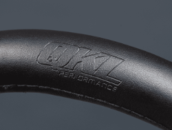 CUBRE VOLANTE AUTO 37-39 NEGRO-CARB�N-BLANCO QKL
