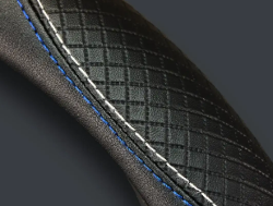 CUBRE VOLANTE AUTO 37-39 NEGRO-BLANCO-AZUL QKL